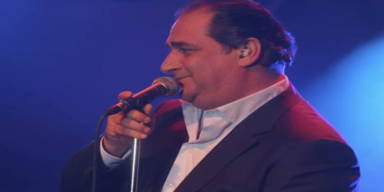 Βασίλης Καρράς: Τώρα χαμηλώστε τα φώτα – Η σκληρή, αλλά λαμπερή ζωή του μυθικού τραγουδιστή